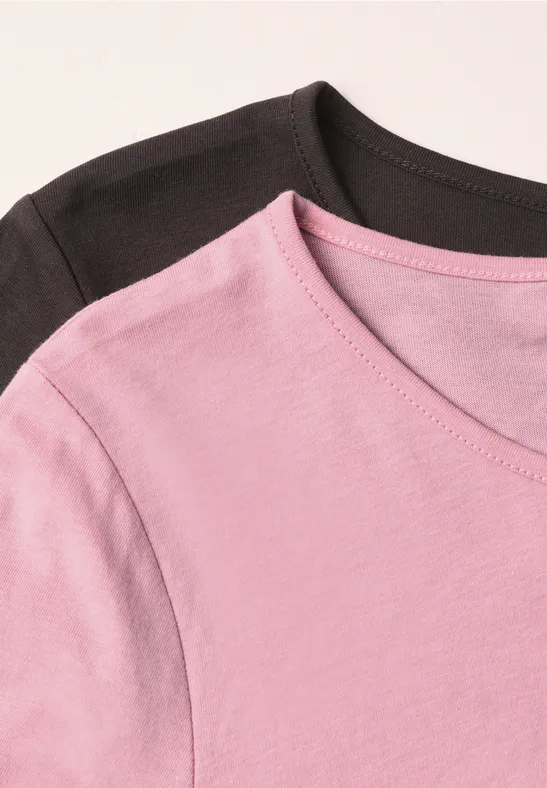 Zwei T-Shirts in Pastellrosa und Schwarz, übereinander gelegt und leicht versetzt.