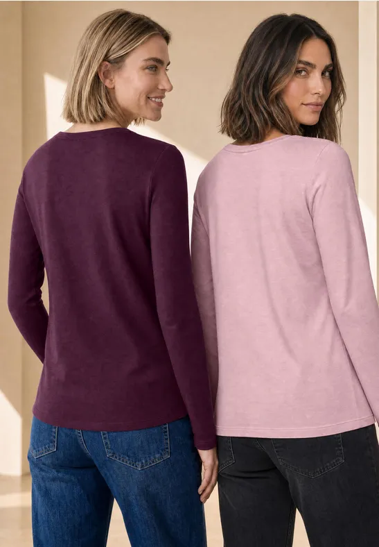 Zwei Frauen von hinten in Casual-Pullovern in Lila und Rosa.