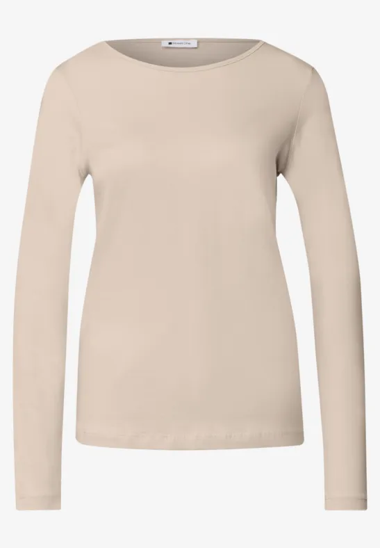 Beiges, langärmliges Damen-Shirt mit Rundhalsausschnitt.