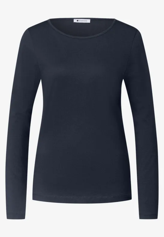Schlichtes schwarzes Langarmshirt mit Rundhalsausschnitt vor weißem Hintergrund