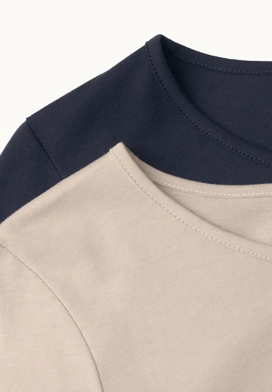 Zwei T-Shirts in Beige und Dunkelblau mit Rundhalsausschnitt.