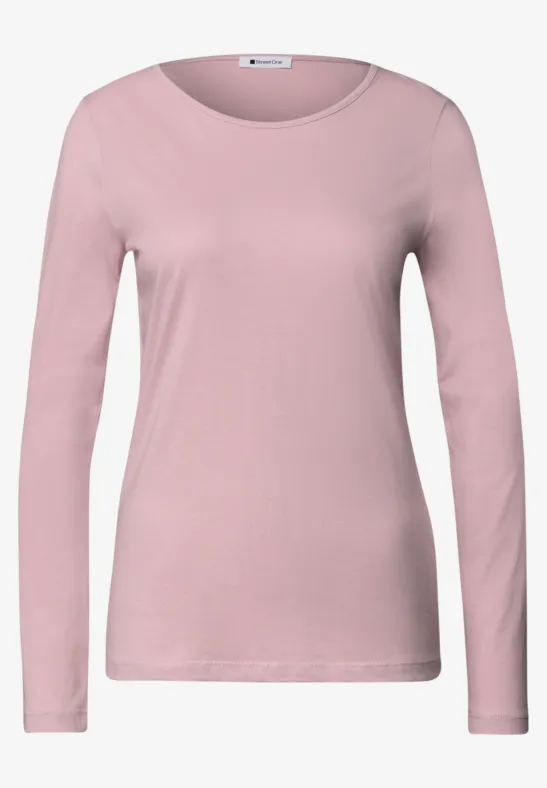 Ein schlichtes, rosafarbenes, langärmeliges Damen-Shirt mit Rundhalsausschnitt.
