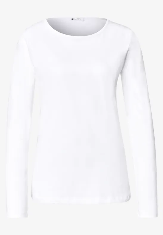 Ein schlichtes weißes Langarmshirt vor weißem Hintergrund.