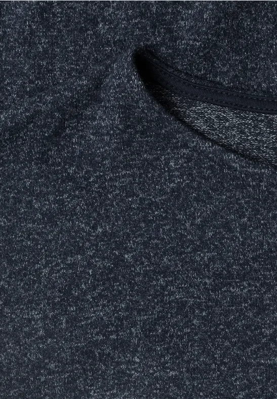 Close-up van donkergrijs gemêleerd gebreid textiel met fijne structuur.