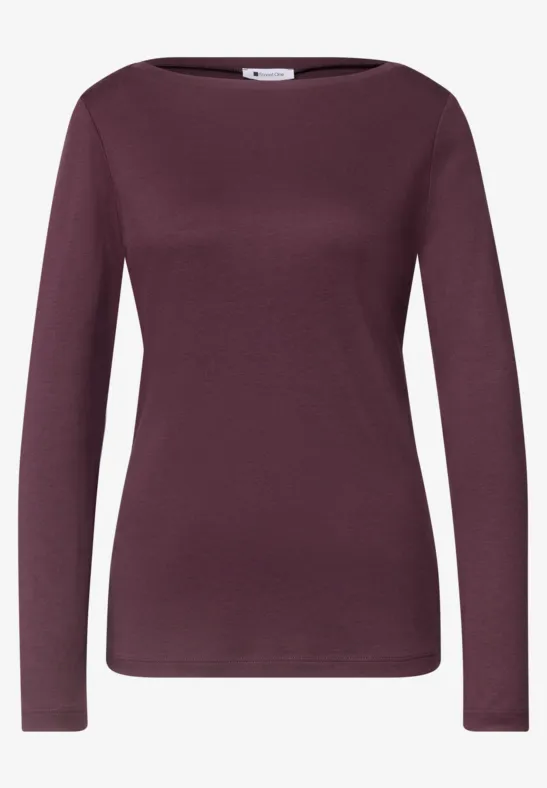 Dunkelrotes Langarmshirt mit U-Boot-Ausschnitt.