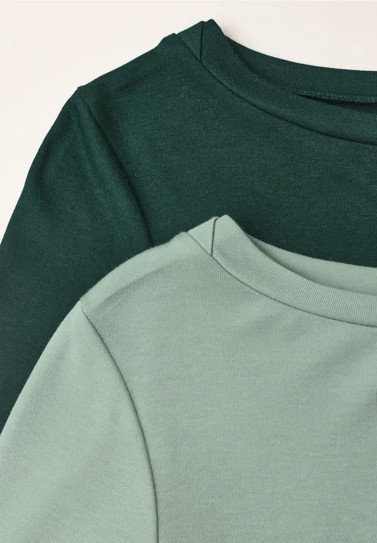 Twee groene T-shirts, donkergroen en lichtgroen, close-up van halslijn en schouder.