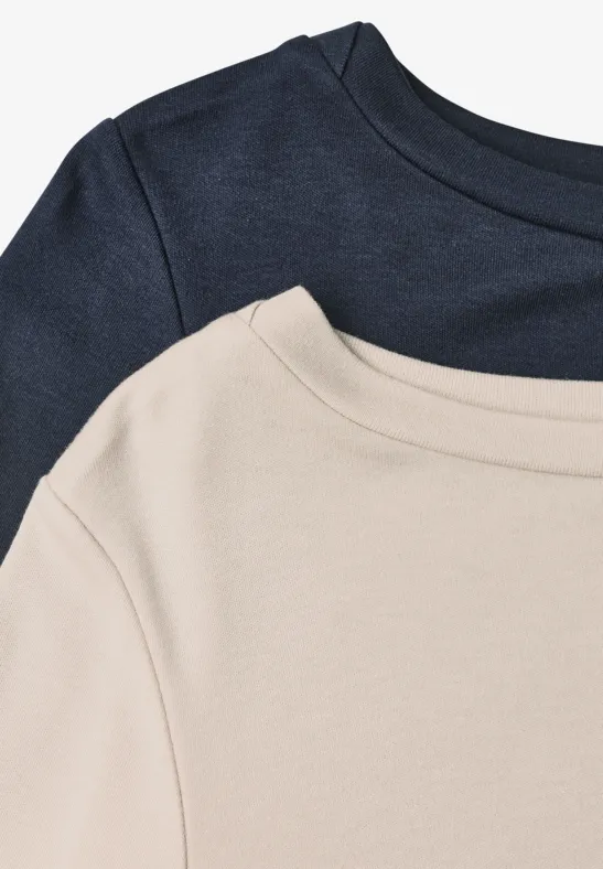 Twee T-shirts in beige en marineblauw, licht overlappend, van bovenaf.
