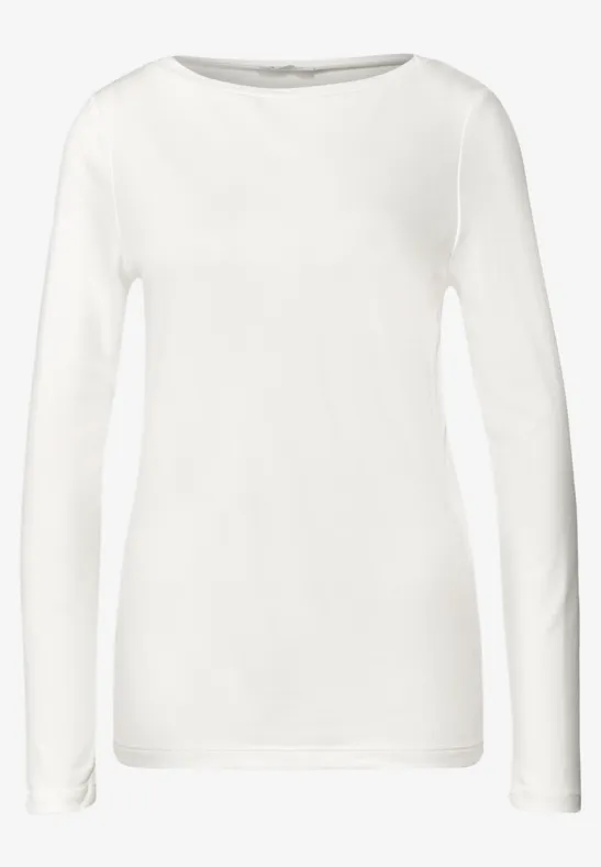 Ein schlichtes, weißes Langarmshirt mit Rundhalsausschnitt und schmaler, körpernaher Passform.