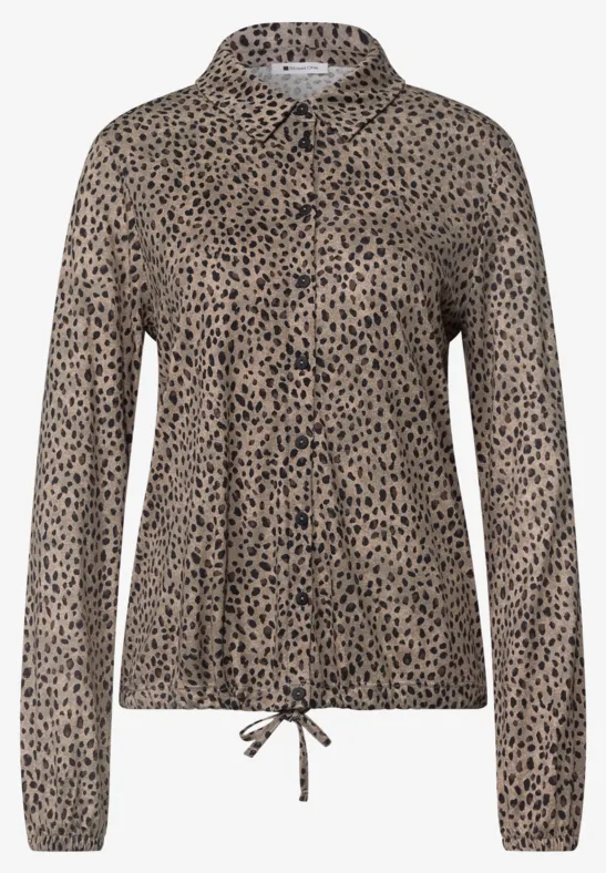Beige Bluse mit Leopardenmuster, Knopfleiste, Hemdkragen, langen Ärmeln und Tunnelzug am Saum.