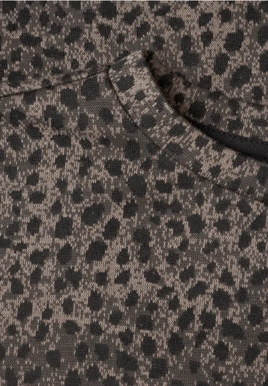 Braun-graues Kleidungsstück mit Leopardenfleckenmuster und vorderer Tasche.