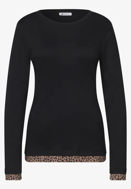 Schwarzes Langarmshirt mit Rundhalsausschnitt und Leoprint an Bündchen und Saum.