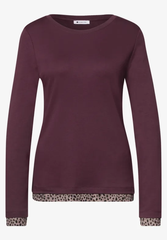 Lila Damenpullover mit langen Ärmeln und dezenten Leopardmusterabschlüssen an Saum und Manschetten.