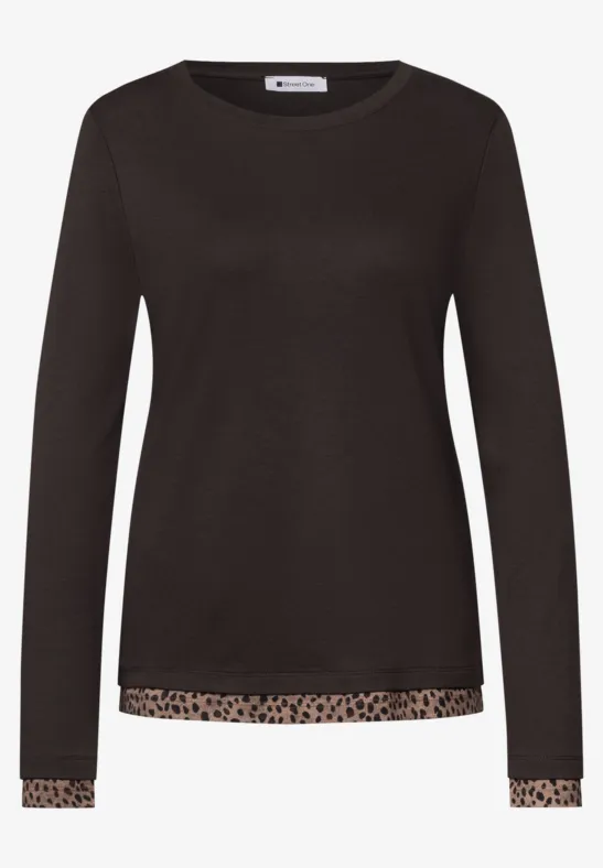Schwarzes Langarmshirt mit Leopardenbordüre am Saum und Ärmeln.