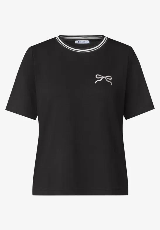 Schwarzes T-Shirt mit kurzen Ärmeln und kleinem Schleifchen auf der Brust.