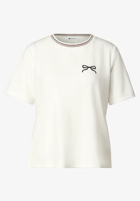 Weißes Kurzarm-T-Shirt mit Rundhals und kleinem schwarzem Schleifenmotiv auf der Brust.