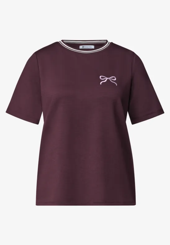 Bordeauxrotes T-Shirt mit kurzen Ärmeln und kleinem weißem Schleifendruck auf der Brust.