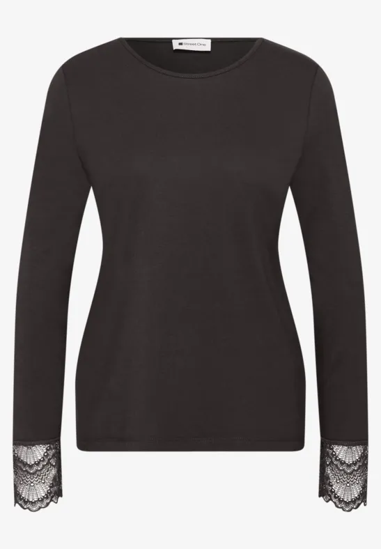 Schwarzes Langarmshirt aus feinem Stoff mit eleganten Spitzenbesätzen an den Ärmelabschlüssen.