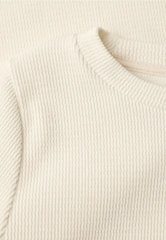 Beiger gerippter Strickpullover mit Rundhalsausschnitt.