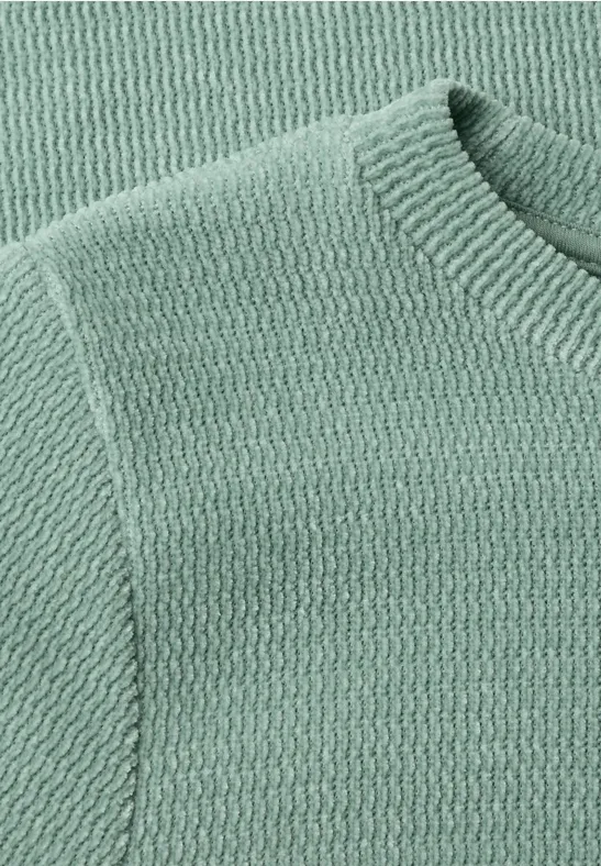 Hellgrüner Pullover mit feinem Wellenstrickmuster und Rundhalsausschnitt