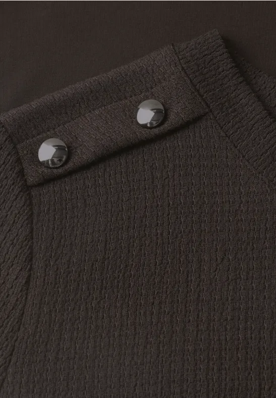 Schwarzes, strukturiertes Strickoberteil mit zwei glänzenden Schulterknöpfen
