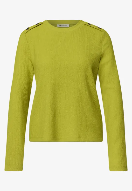 Langärmliger, hellgrüner Pullover mit Knopfdetails an den Schultern.