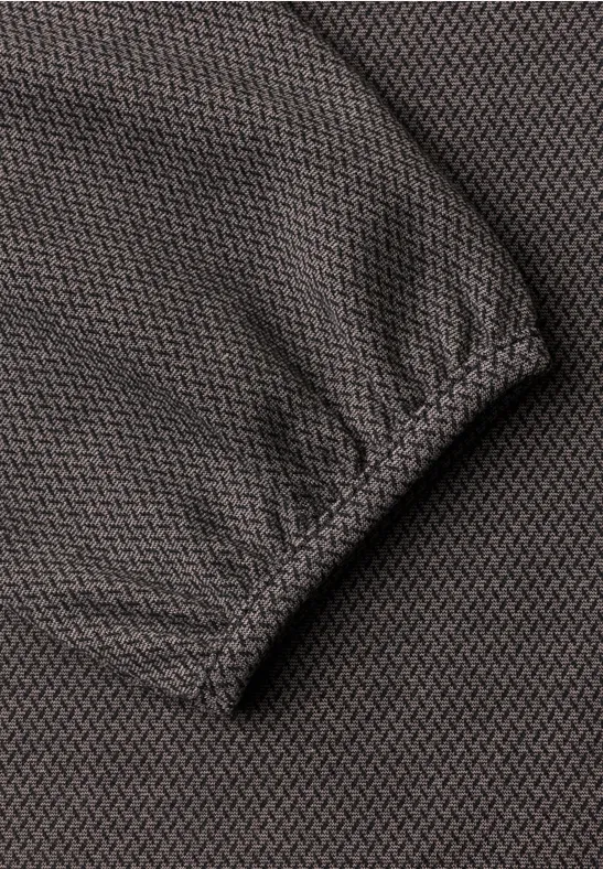 Nahaufnahme eines graubraunen, gestrickten Ärmels mit elastischer Manschette