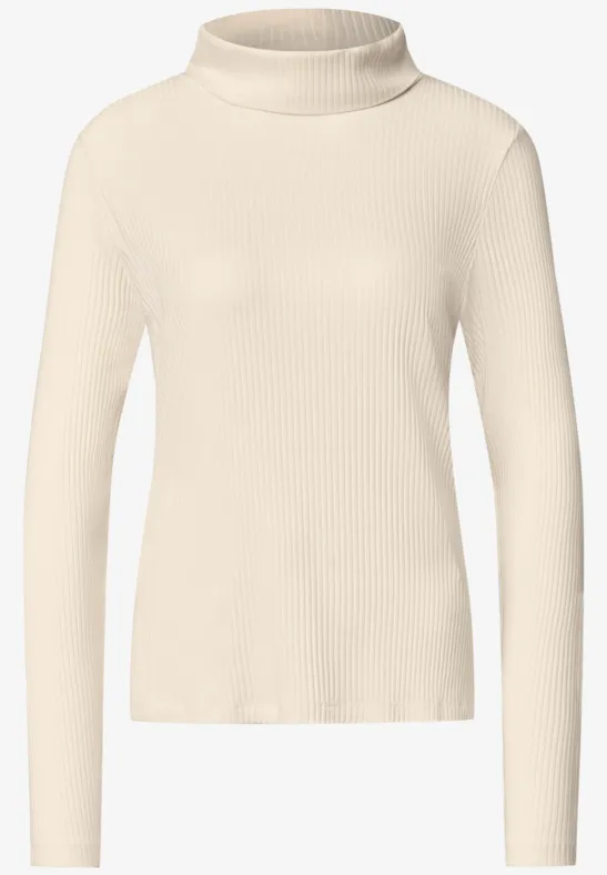 Beiger, gerippter Rollkragenpullover mit langen Ärmeln.