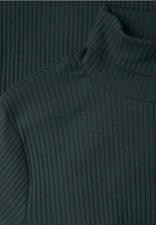 Detailaufnahme eines dunkelgrauen, fein gerippten Rollkragensweaters.