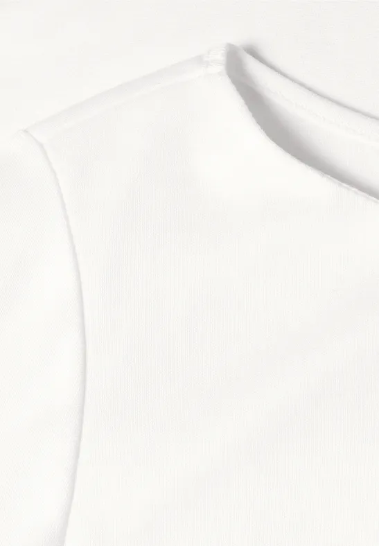 Gros plan sur un t-shirt blanc à encolure ronde.