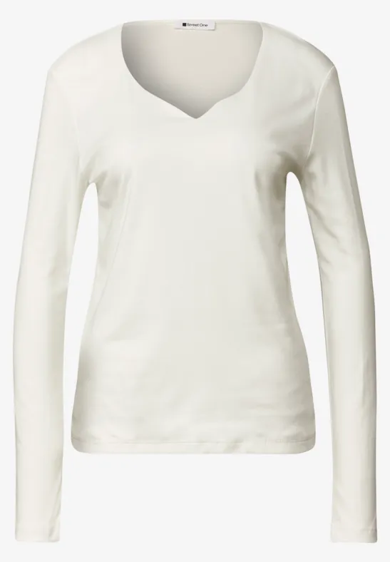 Eenvoudig wit shirt met lange mouwen en V-hals.
