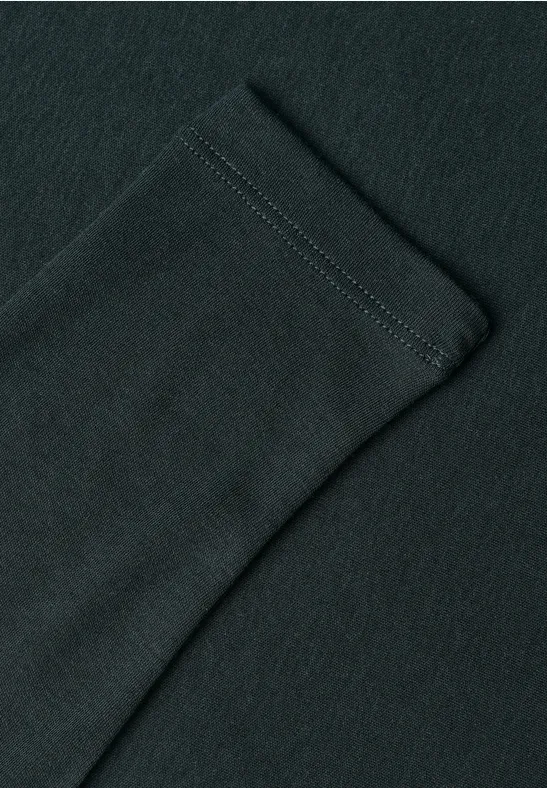 Close-up van een donkere stof met zichtbare naad.