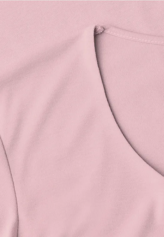 Nahaufnahme eines rosa Oberteils mit Rundhalsausschnitt und Schulternaht