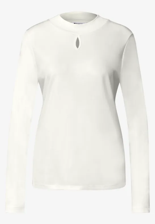 Wit damesshirt met lange mouwen en kleine opening bij de ronde hals.