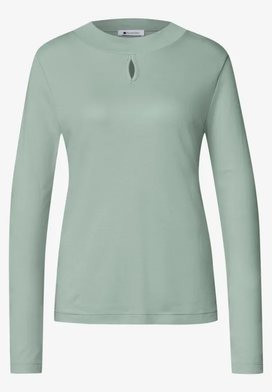 Grüner Langarm-Pullover mit schmalem Schnitt und kleinem Tropfenausschnitt am Rundhalsausschnitt.