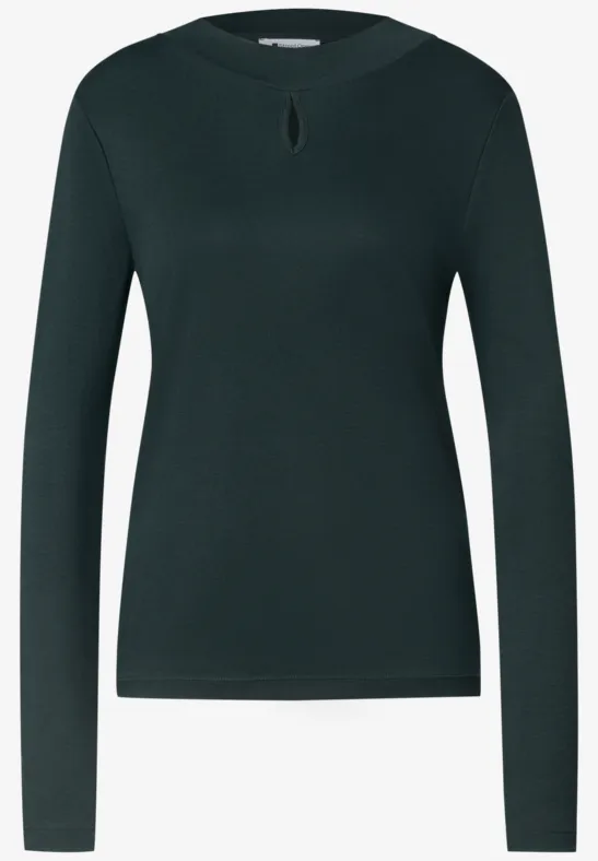 Pull vert foncé à manches longues avec encolure ronde et petite fente en forme de goutte au col
