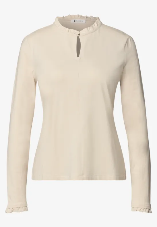 Beige Damenlangarmshirt mit Stehkragen, kleinem Ausschnitt-Schlitz und feinen Rüschen an Ärmelbündchen und Kragen