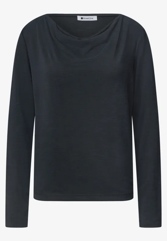 Zwart shirt met lange mouwen en wijde, soepel vallende boothals.