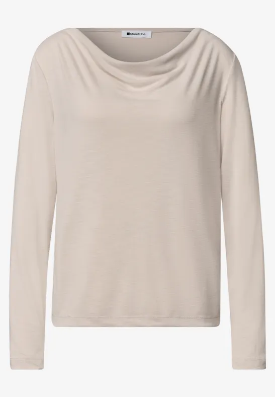 Beige longsleeve met gedrapeerde watervalhals.