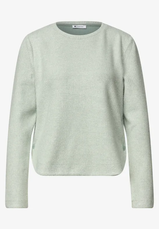 Pull en maille vert pâle avec col rond et manches longues, coupe décontractée.