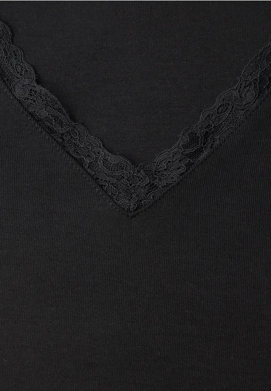 Schwarzes Top aus feinem Stoff, V-Ausschnitt mit Spitzenbesatz.