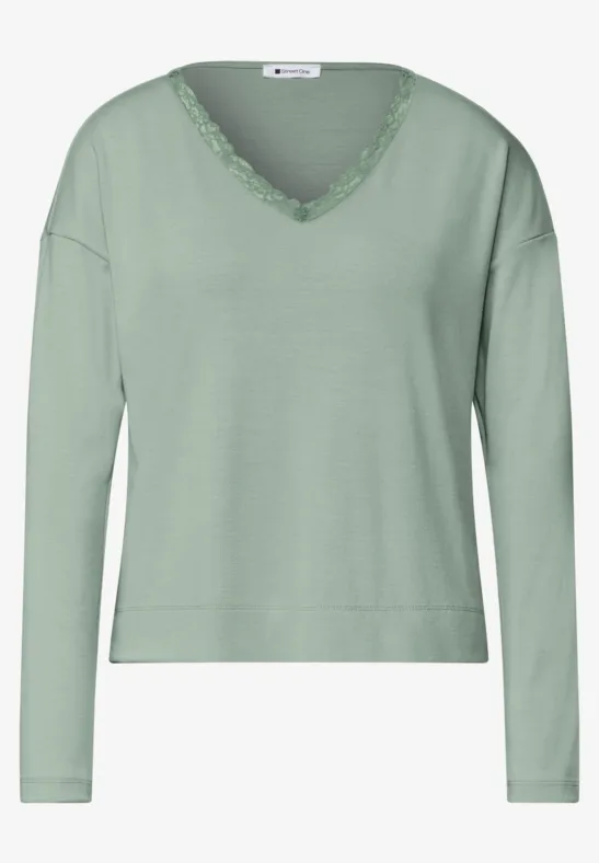 Hellgrüner Langarm-Pullover mit V-Ausschnitt und zarter Spitzenborte am Kragen.