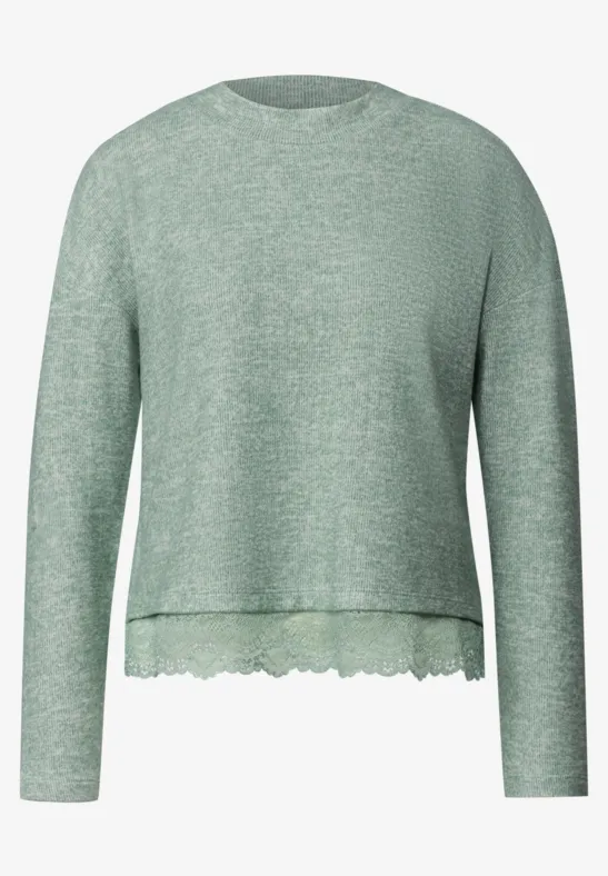 Grüner Pullover mit Rundhalsausschnitt und feinem Häkelspitzenbesatz am Saum.