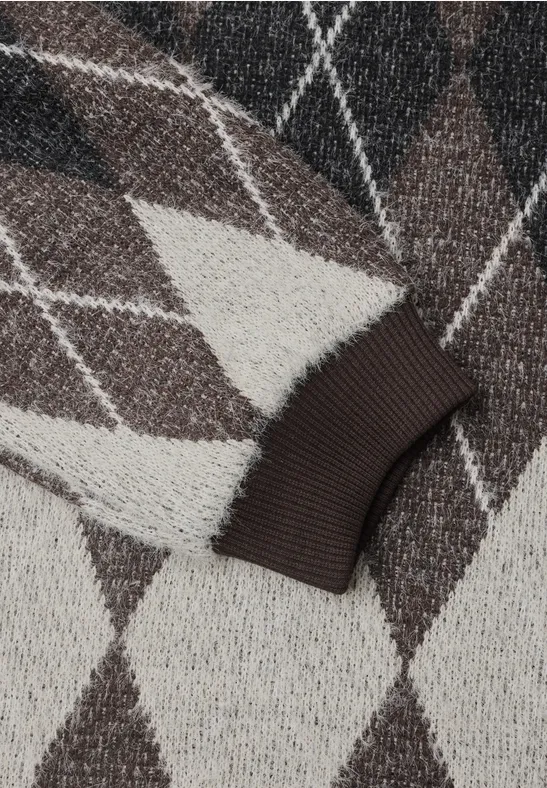 Pull en maille beige et marron à motifs losanges avec bord de manche contrastant.