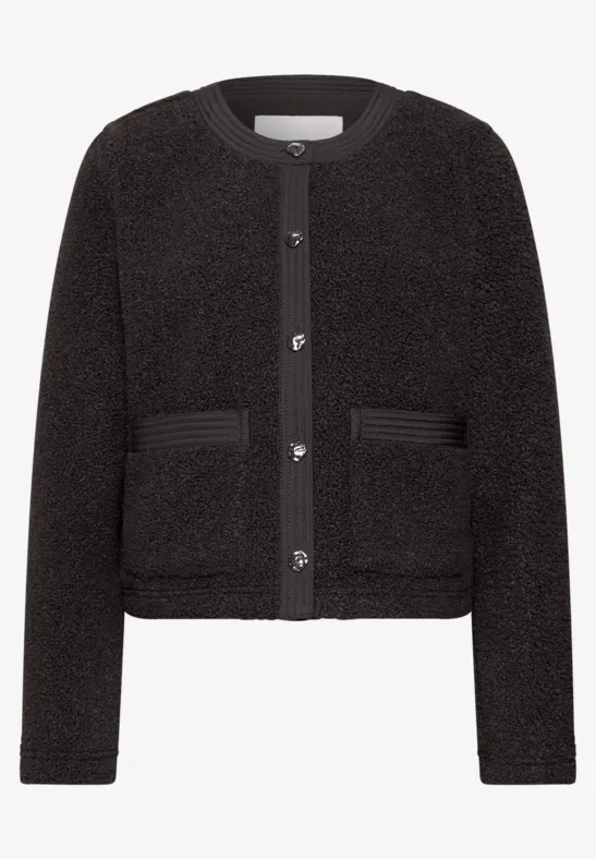 Schwarze Teddy-Fleece-Jacke ohne Kragen, kurz geschnitten, mit Knopfleiste und zwei Taschen.
