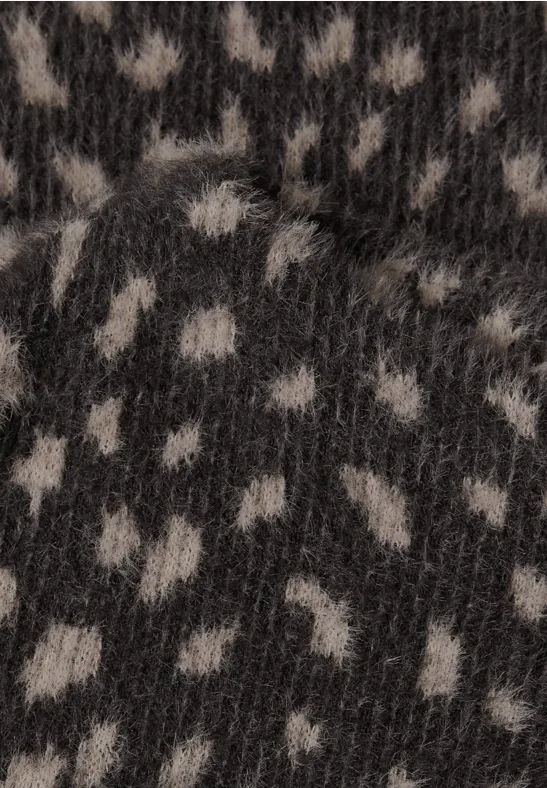 Detail van een donkergrijs, gebreide stof met ongelijkmatige lichtgrijze vlekken.
