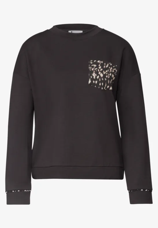 Schwarzer Pullover mit rundem Ausschnitt, kleiner Leoprint-Tasche auf der Brust und Leopardenbesatz an den Bündchen