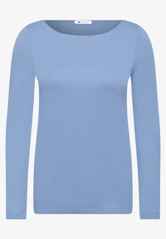 Hellblaues Langarmshirt mit Rundhalsausschnitt, schlichtes Design.