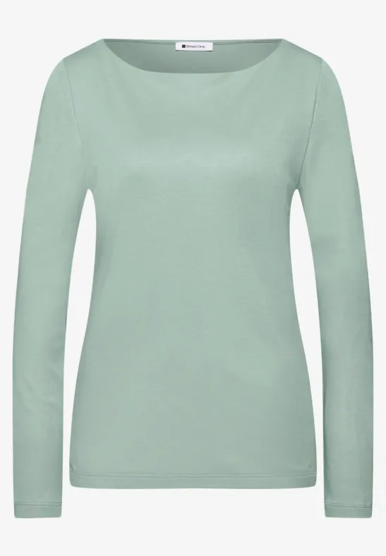 Schlichtes, mintgrünes Langarmshirt für Damen mit weitem Rundhalsausschnitt.