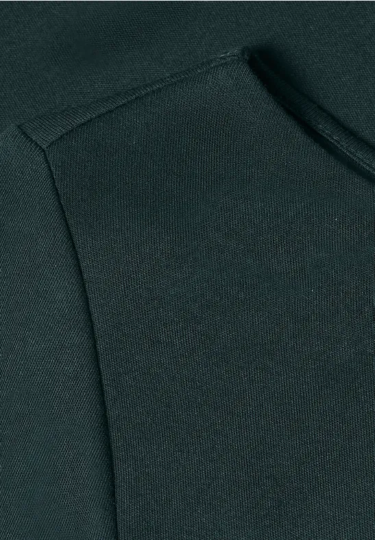 Nahaufnahme einer dunklen Kapuzenpullover-Tasche mit Naht und matter, glatter Oberfläche.