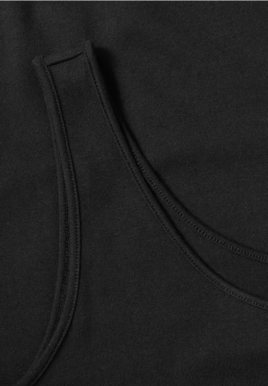 Schwarzes Tanktop aus glattem Stoff, Detailaufnahme der Schulterpartie mit Rundhalsausschnitt.